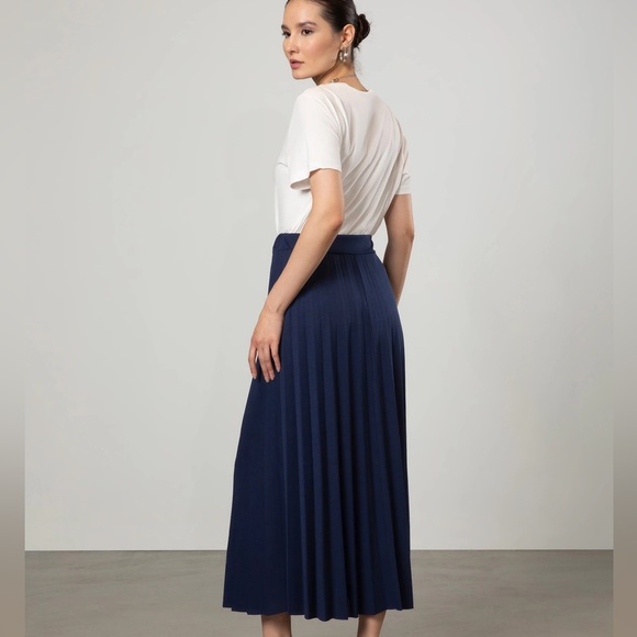 H&M Dresses & Skirts - 🍒deleting 9/20🍒•navy blue pleated skirt•